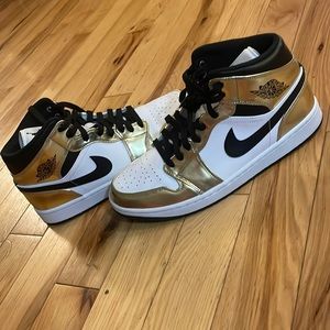 Metallic gold retro 1s